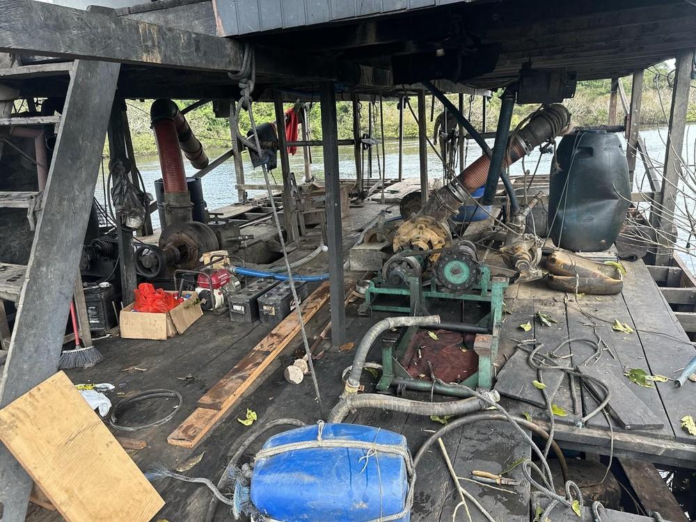 47 embarcações do garimpo ilegal são destruídas no rio Madeira durante operação em RO